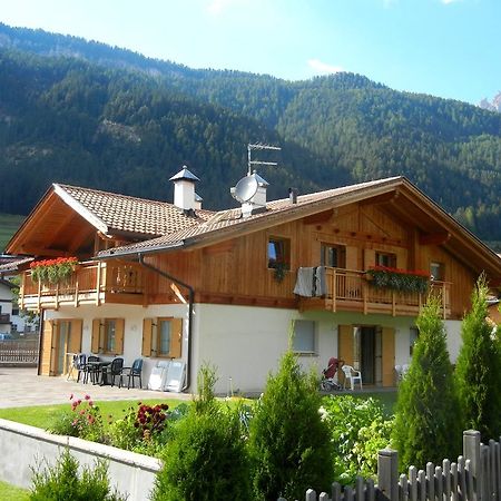 Anna Apartment Pozza di Fassa Luaran gambar