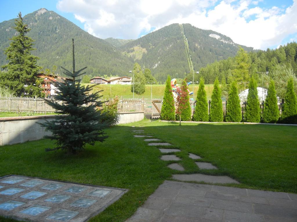 Anna Apartment Pozza di Fassa Luaran gambar
