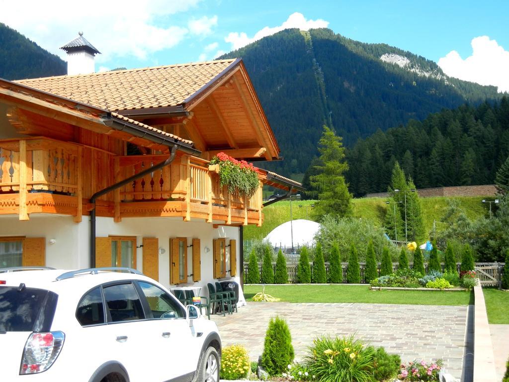 Anna Apartment Pozza di Fassa Luaran gambar